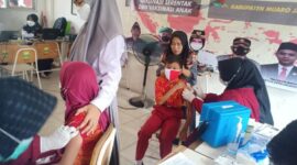 Kegiatan vaksinasi anak usia 6-11 tahun di di SDN 003 dan SDN 045 Desa Senaung Kecamatan Jaluko, Muaro Jambi, Rabu (19/1/22). FOTO : Noval.