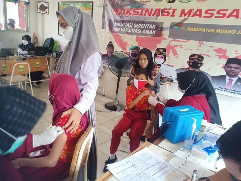 Kegiatan vaksinasi anak usia 6-11 tahun di di SDN 003 dan SDN 045 Desa Senaung Kecamatan Jaluko, Muaro Jambi, Rabu (19/1/22). FOTO : Noval.