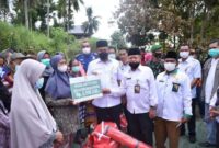 Wakil Walikota Jambi, Maulana serahkan Bantuan korban kebakaran, di RT 13 Kelurahan Payo Lebar, Jelutung, Rabu (19/1/22). FOTO : Noval/Ist