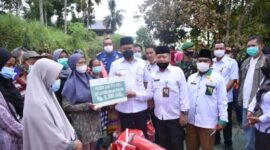 Wakil Walikota Jambi, Maulana serahkan Bantuan korban kebakaran, di RT 13 Kelurahan Payo Lebar, Jelutung, Rabu (19/1/22). FOTO : Noval/Ist