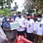 Wakil Walikota Jambi, Maulana serahkan Bantuan korban kebakaran, di RT 13 Kelurahan Payo Lebar, Jelutung, Rabu (19/1/22). FOTO : Noval/Ist