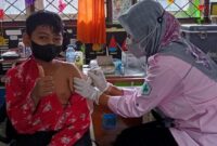 Salah seorang Siswa SDN 005/V Kuala Tungkal saat di vaksinasi, Rabu (19/1/22). FOTO : LT