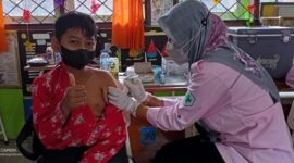 Salah seorang Siswa SDN 005/V Kuala Tungkal saat di vaksinasi, Rabu (19/1/22). FOTO : LT