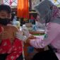 Salah seorang Siswa SDN 005/V Kuala Tungkal saat di vaksinasi, Rabu (19/1/22). FOTO : LT
