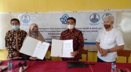 Penandatangan MOA antara Prodi PBA UIN STS Jambi dengan F-MGMP B.Arab Provinsi Jambi di SMAN 2 Tanjab Barat, Rabu (19/1/22). FOTO : Dok. SMAN 2 TJB