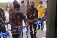 Potong Pita Bupati Tanjab Barat H Anwar Sadat meresmikan penggunaan Gedung bersama, Kamis (20/1/22). FOTO : LT