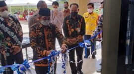 Potong Pita Bupati Tanjab Barat H Anwar Sadat meresmikan penggunaan Gedung bersama, Kamis (20/1/22). FOTO : LT