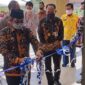 Potong Pita Bupati Tanjab Barat H Anwar Sadat meresmikan penggunaan Gedung bersama, Kamis (20/1/22). FOTO : LT