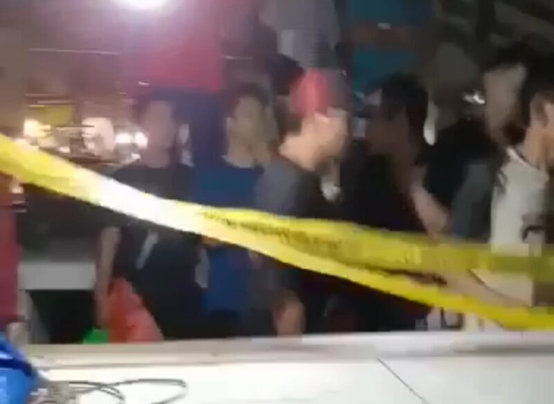 Polisi Memasang Police Line di TKP Penemuan Mayad Blok D Pasar Angso Dua Jambi, Sabtu (22/1/22). FOTO : Tangkapan Layar.