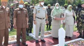 Dr. H Syarif Fasha Ketika Memimpin Ziarah Makam Pahlawan di TMP Satria Bakti Kota Jambi, Sabtu (22/1/22). FOTO : IG PemkotJambi