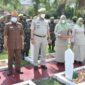 Dr. H Syarif Fasha Ketika Memimpin Ziarah Makam Pahlawan di TMP Satria Bakti Kota Jambi, Sabtu (22/1/22). FOTO : IG PemkotJambi