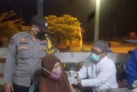Vaksin Serbu Desa TNI-Polri dan Pemkab Muaro Jambi Sasar Warga Perumahan Indah Regency, Jumat (21/1/22) malam. FOTO : Noval