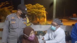 Vaksin Serbu Desa TNI-Polri dan Pemkab Muaro Jambi Sasar Warga Perumahan Indah Regency, Jumat (21/1/22) malam. FOTO : Noval