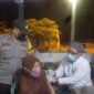 Vaksin Serbu Desa TNI-Polri dan Pemkab Muaro Jambi Sasar Warga Perumahan Indah Regency, Jumat (21/1/22) malam. FOTO : Noval