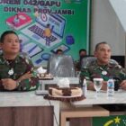 Brigjen TNI Supriono S.IP, MM (kiri) Danrem 042/Gapu Brigjen TNI M. Zulkifli, S.IP. MM (kanan) Saat Kunker di Makorem 042/Gapu pada 7 November 2020. FOTO : TribunJambi.