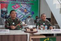 Brigjen TNI Supriono S.IP, MM (kiri) Danrem 042/Gapu Brigjen TNI M. Zulkifli, S.IP. MM (kanan) Saat Kunker di Makorem 042/Gapu pada 7 November 2020. FOTO : TribunJambi.