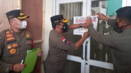 Satpol PP Kota Jambi Saat Memasang Stiket Penyegelan Salah Satu Bagunan RS Royal Prima di kawasan Kebun Kopi, Kota Jambi, Selasa (25/1/22). FOTO : Satpol PPI.