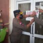 Satpol PP Kota Jambi Saat Memasang Stiket Penyegelan Salah Satu Bagunan RS Royal Prima di kawasan Kebun Kopi, Kota Jambi, Selasa (25/1/22). FOTO : Satpol PPI.