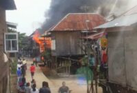 FOTO : Saat Api Membakar Rumah Warga di Tahtul Yaman, Selasa (25/1/22).