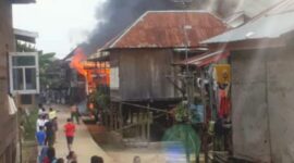 FOTO : Saat Api Membakar Rumah Warga di Tahtul Yaman, Selasa (25/1/22).
