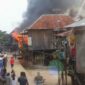 FOTO : Saat Api Membakar Rumah Warga di Tahtul Yaman, Selasa (25/1/22).