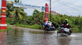 FOTO : Air Genangi Jalan Depan Gerbang SMAN 2 Tanjab Barat/Jalan Manunggal 1 Kuala Tungkal, Pukul 13.00 WIB