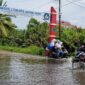 FOTO : Air Genangi Jalan Depan Gerbang SMAN 2 Tanjab Barat/Jalan Manunggal 1 Kuala Tungkal, Pukul 13.00 WIB