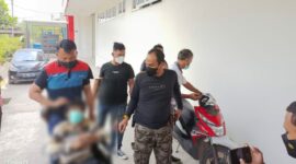 Kapolsek Jaluko AKP Irwan, SH Ketika Membawa Pelaku MK di RS Bhayangkara Polda Jambi, Kamis (27/1/22). FOTO : Val/HMS Polsek Jaluko