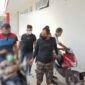 Kapolsek Jaluko AKP Irwan, SH Ketika Membawa Pelaku MK di RS Bhayangkara Polda Jambi, Kamis (27/1/22). FOTO : Val/HMS Polsek Jaluko