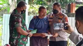 Danrem 042/Gapu Brigjen TNI M. Zulkifli bersama Wakapolda Jambi Brigjen Pol Yudawan Roswinarso Saat di Rumah Duka alm Pratu Tuppal Alomoan Baraza, Jl. TP Sriwijaya Lgr. Kejayaan No. 10 Kel. Rawasari Kec. Alam Barajo Kota Jambi, Kamis (27/1/22). FOTO : Penrem.
