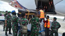 Dok. Upacara Pelepasan Jenazah Prajurit TNI Pratu Tumppal dari Timika, Papua ke Kampung Halaman, Jambj, Jumat (28/1/22). FOTO : Pendam XVII/Cenderawasih.