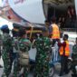 Dok. Upacara Pelepasan Jenazah Prajurit TNI Pratu Tumppal dari Timika, Papua ke Kampung Halaman, Jambj, Jumat (28/1/22). FOTO : Pendam XVII/Cenderawasih.