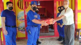 Ditpolairud Polda Jambi Bersama Pengurus Kelenteng Gelar Gotong Royong, Jumat (28/1/22). FOTO : Val/Ist
