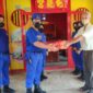 Ditpolairud Polda Jambi Bersama Pengurus Kelenteng Gelar Gotong Royong, Jumat (28/1/22). FOTO : Val/Ist