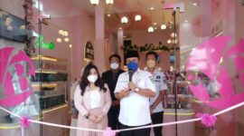 Wakil Walikota Jambi Maulana, Saat Memotong Pita Grand Opening Otlet/Toko Kosmetik Yours Beauty di Kambang, Kota Jambi, Rabu (2/2/22). FOTO : Noval/Ist.