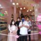 Wakil Walikota Jambi Maulana, Saat Memotong Pita Grand Opening Otlet/Toko Kosmetik Yours Beauty di Kambang, Kota Jambi, Rabu (2/2/22). FOTO : Noval/Ist.