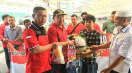 Hamdani didampingi Hasmely Hasan menyerahkan bantuan kepada Korban kebakaran yang didampingi Lurah Tungkal IV Kota, Rabu (2/2/22).