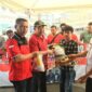Hamdani didampingi Hasmely Hasan menyerahkan bantuan kepada Korban kebakaran yang didampingi Lurah Tungkal IV Kota, Rabu (2/2/22).