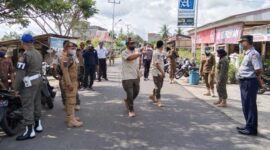 Kasatpol PP H Endang Surya dan Personil bersama Dishub saat melaksanakan Razia ke Warkop dalam Kota Kuala Tungkal, Kamis (3/2/22). FOTO: Satpol PP Tanjab Barat