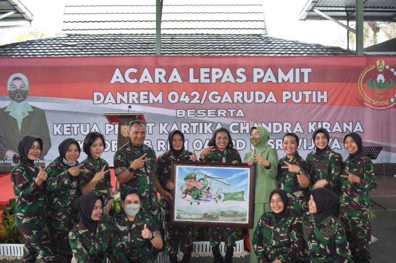 Dokumentasi Acara Lepas Pamit Brigjen TNI Zulkifli di Makorem 042/Gapu Jambi, Kamis (3/2/22). FOTO : PENREM