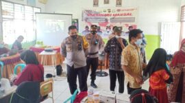 Polres Muaro Jambi Vaksin massal anak-anak sekolah dasar di SD Negeri 67 Desa Tunas Mudo Sekernan, Kamis (03/02/22). FOTO : HUMAS PMJ