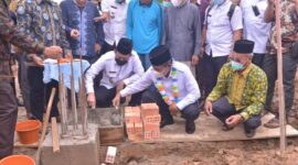 Wabup Bambang Bayu Suseno dsn Wagub H. Abdullah Sani meletakan batu pertama pembangunan Masjid Baitussalam di Desa Arang-Arang, Kecamatan Kumpeh Ulu, Rabu (2/2/22). FOTO : Noval/Kominfo.