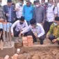 Wabup Bambang Bayu Suseno dsn Wagub H. Abdullah Sani meletakan batu pertama pembangunan Masjid Baitussalam di Desa Arang-Arang, Kecamatan Kumpeh Ulu, Rabu (2/2/22). FOTO : Noval/Kominfo.