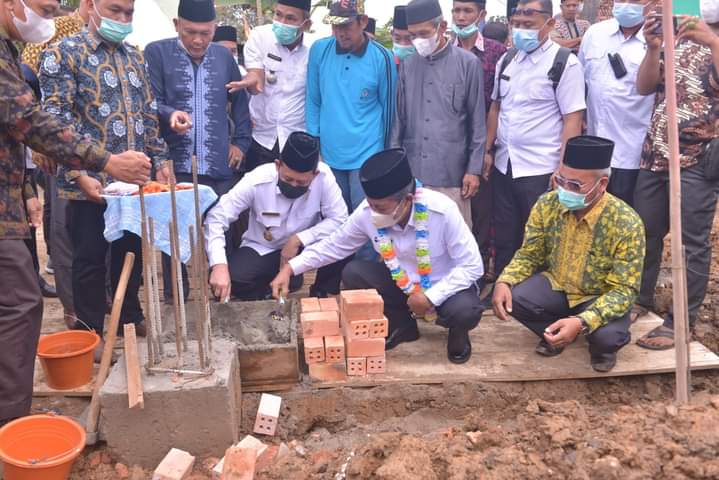 Wabup Bambang Bayu Suseno dsn Wagub H. Abdullah Sani meletakan batu pertama pembangunan Masjid Baitussalam di Desa Arang-Arang, Kecamatan Kumpeh Ulu, Rabu (2/2/22). FOTO : Noval/Kominfo.
