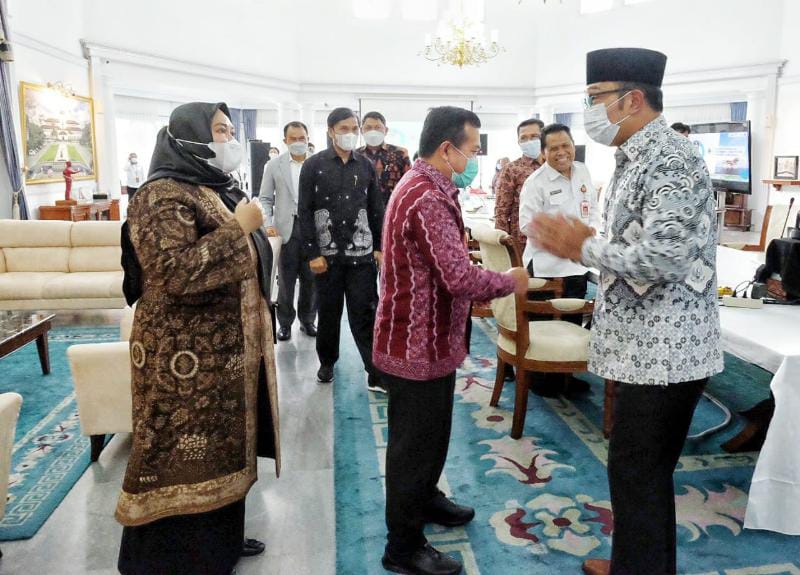Bupati Masnah Ikuti Studi Banding Pengelolaan P1 Bersama Gubernur ke Pemprov Jabar, Rabu (2/2/22). FOTO : Kominfo.