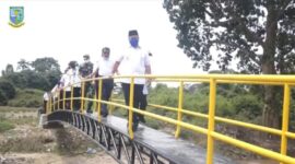 Maulana meresmikan Jembatan Persatuan Sepakbola Kampung Manggis di RT 19, Kelurahan Sungai Asam, Kecamatan Pasar Jambi, Rabu (2/2/22). FOTO : Istimewa.