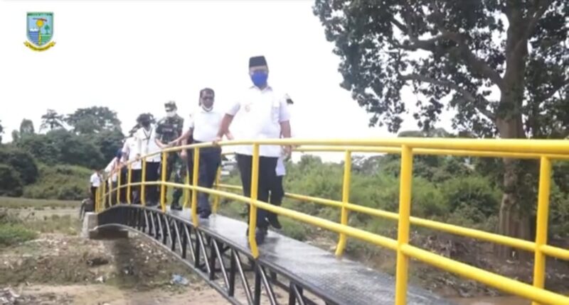 Maulana meresmikan Jembatan Persatuan Sepakbola Kampung Manggis di RT 19, Kelurahan Sungai Asam, Kecamatan Pasar Jambi, Rabu (2/2/22). FOTO : Istimewa.