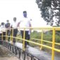Maulana meresmikan Jembatan Persatuan Sepakbola Kampung Manggis di RT 19, Kelurahan Sungai Asam, Kecamatan Pasar Jambi, Rabu (2/2/22). FOTO : Istimewa.