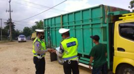 Anggota Satlantas Polresta Jambi Menilang Truk Batu Bara Langgar Aturan Jam Operasional di Jalan Lingkar Selatan, Jumat (4/2/22). FOTO : Polresra Jambi.