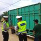 Anggota Satlantas Polresta Jambi Menilang Truk Batu Bara Langgar Aturan Jam Operasional di Jalan Lingkar Selatan, Jumat (4/2/22). FOTO : Polresra Jambi.